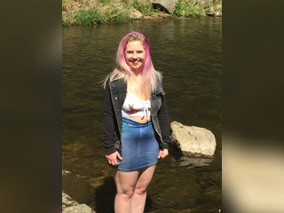 Allein am Fluss im Minirock