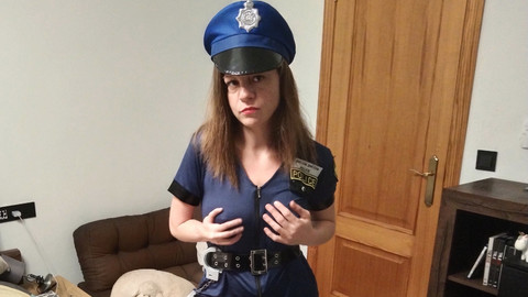 Deine Lena als (heißer) Cop verkleidet!