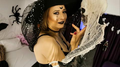 Sinnliche MILF-Halloween-Fantasie
