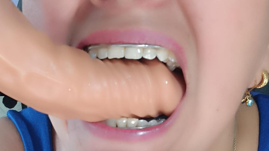 lernen, diesen Dildo mit meinen Retainern im Mund zu lutschen
