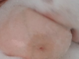 Monstertitten werden eingeschäumt und massiert