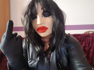 Mit schwarzer Perrücke und Maske
