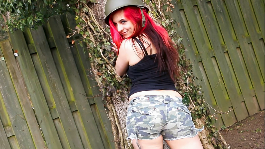 Image of Hot Dirty Army Girl im Wald vernascht