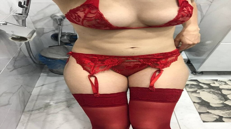 Foto in roter Unterwäsche, roten Strapsen und Strümpfen.wo ich Brüste und meine Muschi zeige.