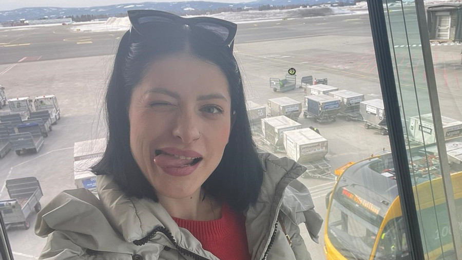 Ein paar Selfies am Flughafen