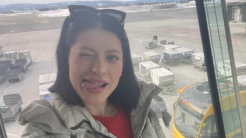 Ein paar Selfies am Flughafen
