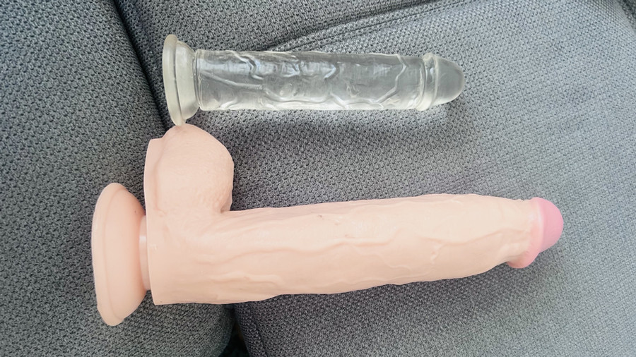 Heute habe ich mal meine verschiedenen Dildos ausprobiert.