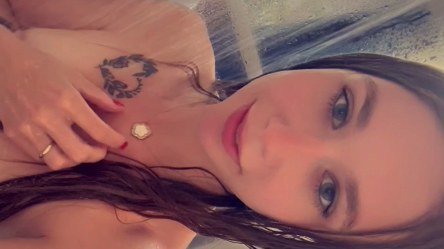 ich verspreche dir, das wird ein unvergesslicher Moment.. du siehst mich in dem video komplett nackt unter der Dusche wie ich Spaß habe.. na was würdest du unter der Dusche mit mir anstellen?