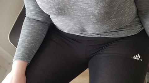 Los! Schulmädchen Leggings aus, Muschi zeigen