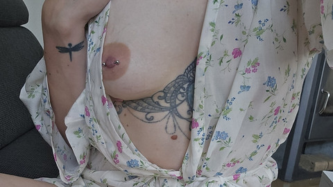 Manchmal finde ich es schon geil, draußen ein paar Bilder zu machen, da dort der Reiz, erwischt werden zu können, größer ist 😏 und morgens bin ich auch immer ziemlich geil 😘
