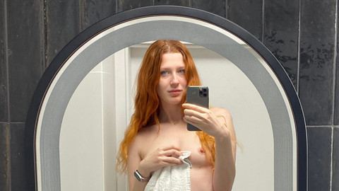 Stripp vor dem Spiegel