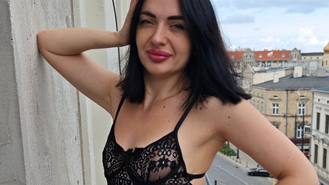 In Dessous auf dem Balkon..