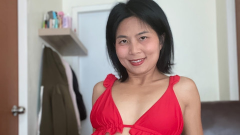 Roter Bikini und roter Badeanzug..