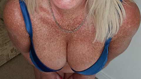 Willst du meine Titten benutzen,
steck deinen Schwanz dazwischen.
und benutze sie.. 😘