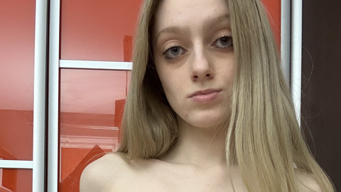Sie zeigt ihren kleinen, engen Körper in verschiedenen Positionen – von vorne: gespreizte Beine mit einer engen Muschi, von hinten gedreht mit Blick auf meinen schönen Arsch, ich spreize meinen sehr engen Anus, ein Foto in Stiefeln, ein Blick auf meine kleinen süßen Brüste.