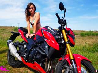 Sexy in heißen Stiefeln und Heels auf dem Motorrad posen. Der Bikini wird immer weniger und nackt ist es doch eh am Geilsten :-) Dazu ein schöner Dildo :-) Heiß oder?