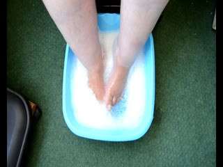 Ein Fußbad ist was herrliches - nicht nur bei heißem Wetter. 

Magst Du danach meine Füße verwöhnen?