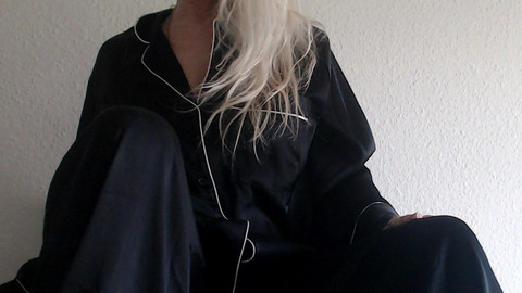 Kuschelzeit im Seidenpyjama
