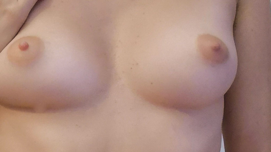 Verwöhne meine Brüste mit einen dildo teil 2