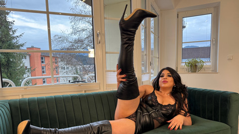 Bewundere meine geilen Stiefel Sklave, und leck sie schön sauber.
