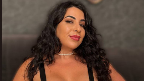 Lack, Latex und silberne Dominanz – ich bin die Zukunft Deiner Demütigung. Diese glänzenden Stiefel sind nicht zum Spazieren da. Sie treten Deinen Stolz in den Dreck. Wag es, mich anzuschreiben – aber nur, wenn Du bereit bist, zu zahlen, zu leiden und zu gehorchen.